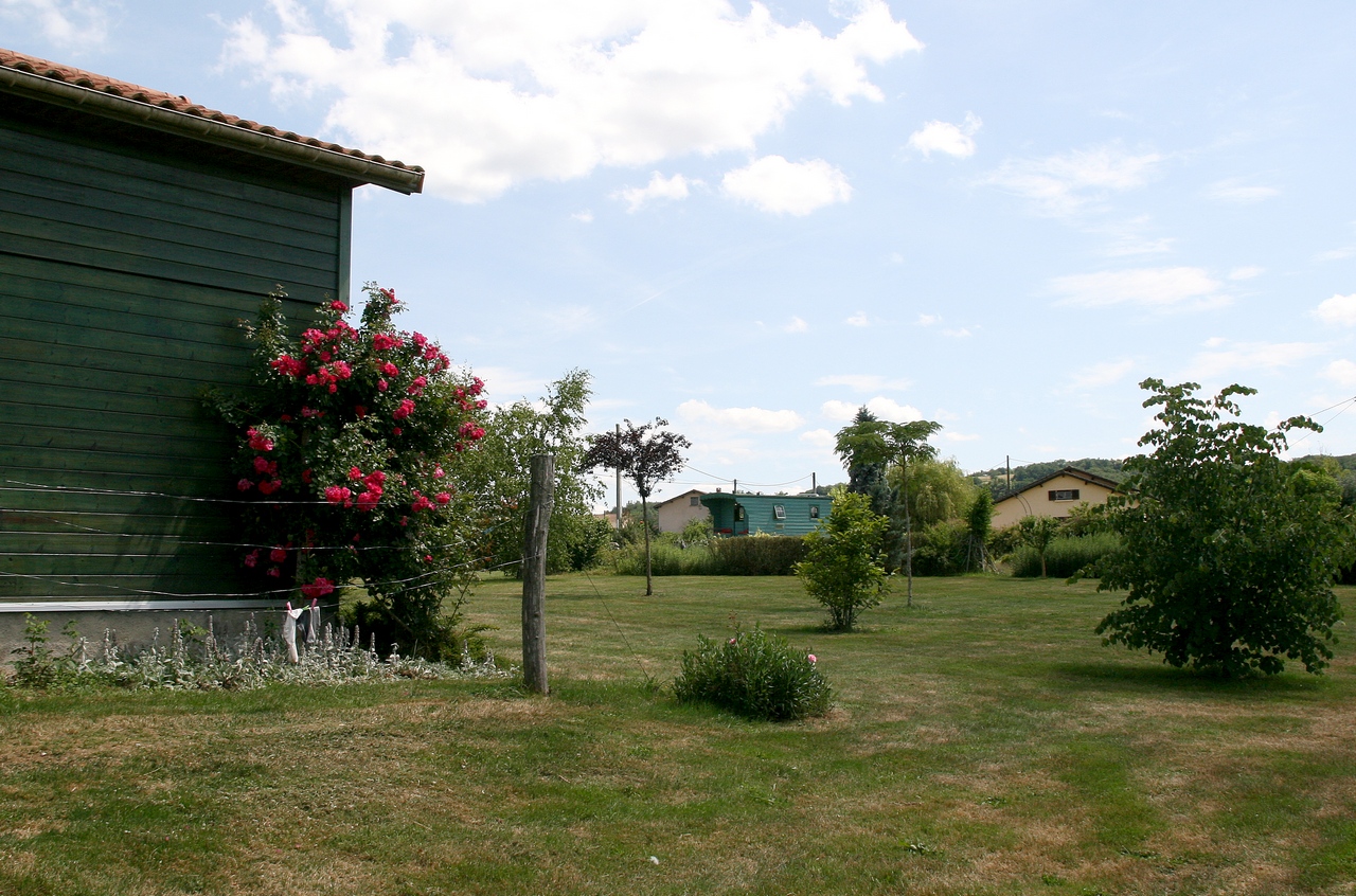 Vue Roulotte Provençale Jardin